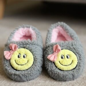 Toddler Smiley Face Slippers – Size 5–6